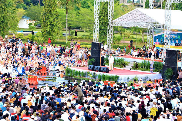 TABLIGH AKBAR UAS— Ustaz Abdul Somad (UAS) dikelilingi ribuan masyarakat Pasbar yang sudah lama menanti kedatangan ustaz kondang tersebut.