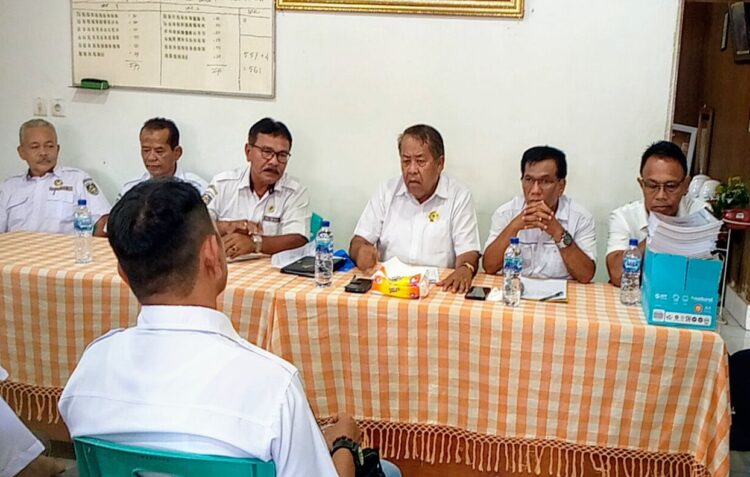 ARAHAN— Ketua Koperbam Telukbayur Chandra memberikan arahan pada KRK dan panitia saat rapat pra RAT, Senin (29/5).