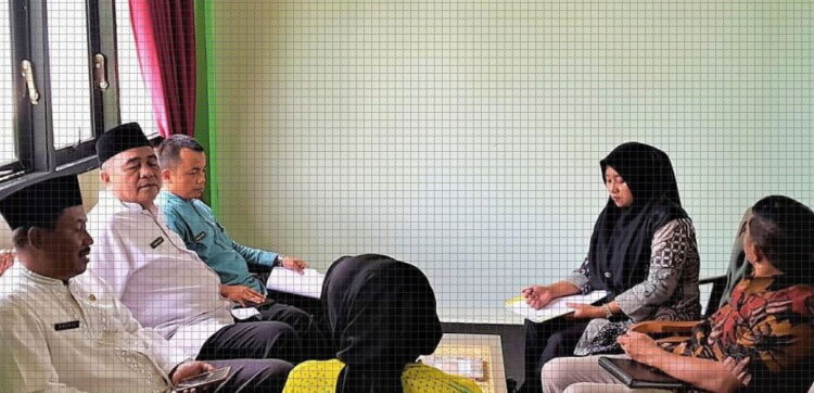 Solsel Evaluasi Kinerja Tenaga Kontrak Daerah 1 SIDAK—Ketua tim Inspeksi Mendadak (Sidak), Amdani, SE, M.Si saat kegiatan di Puskesmas Sangir Batang Hari, kemarin.