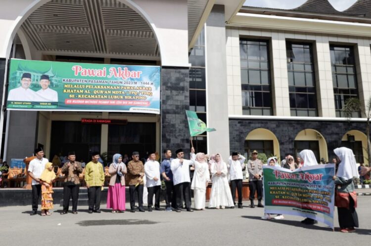 PELEPASAN PESERTA— Bupati Pasaman H. Benny Utama saat melepas pawai khatam Al-Quran se Kecamatan Lubuk Sikaping Pasaman.