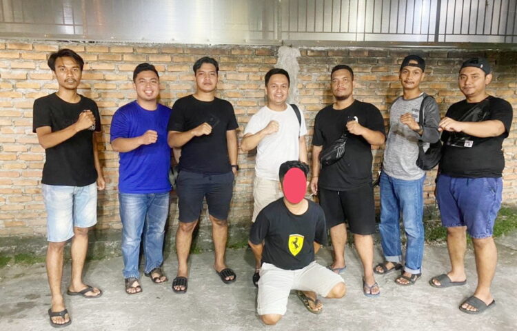 PENGGELAPAN— Tim Satreskrim Polres Sawahlunto menangkap pelaku Z yang menggelapkan ratusan tabung gas elpiji di tempat kerjanya.