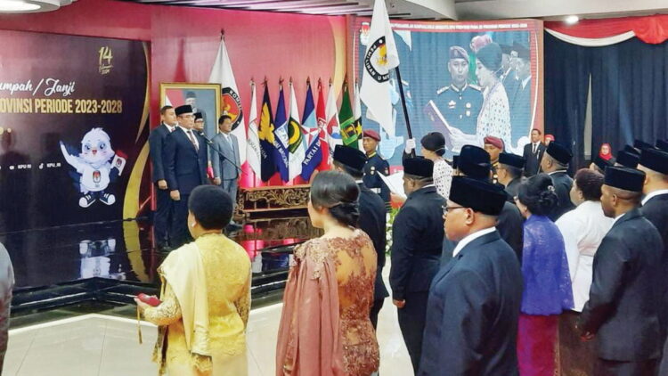 Termasuk Sumbar, KPU RI Lantik 106 Komisioner untuk 20 Provinsi 1 PELANTIKAN— Ketua KPU RI Hasyim Asy’ari melakukan pelantikan dan pengambilan sumpah 106 Komisioner KPU 20 Provinsi periode 2023-2028, Rabu (24/5) di Kantor KPU RI, Menteng, Jakarta Pusat.