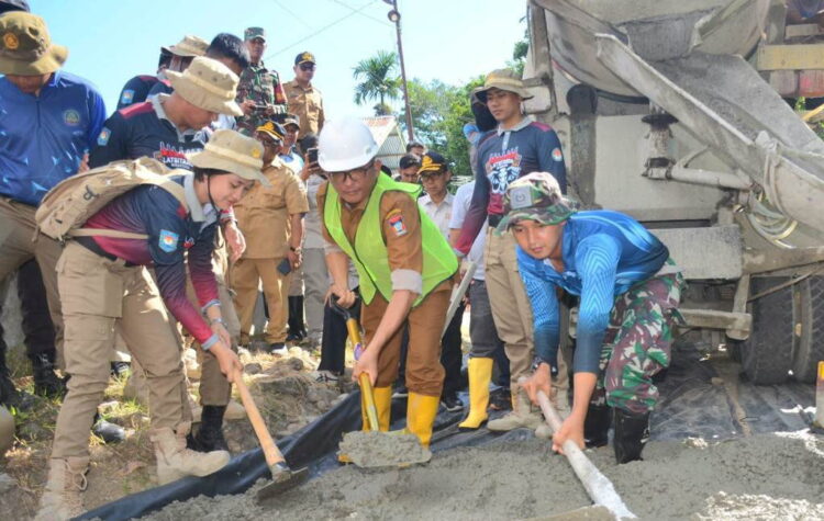 Hadir untuk Masyarakat, Pemko Cor Jalan 250 Meter di Batu Kasek Pagambiran 1 PENGECORAN JALAN— Wali Kota Padang Hendri Septa melakukan peninjauan jalan yang dicor sepanjang 250 meter di Batu Kasek RW I, Kelurahan Pagambiran Ampalu Nan XX, Kecamatan Lubuk Begalung, Selasa (23/5).