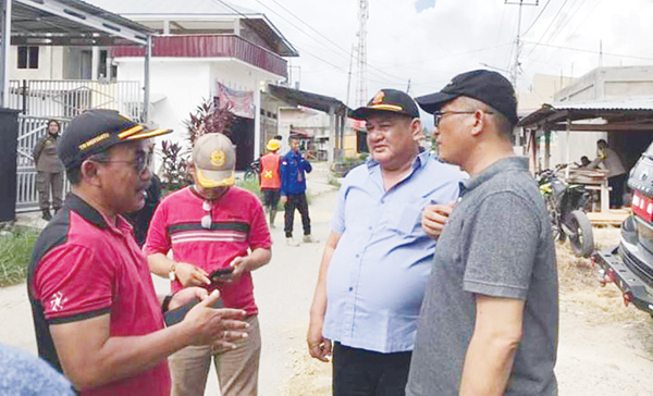 PENGASPALAN DASAR— Wali Kota Padang Hendri Septa meninjau proses pengaspalan dasar perbaikan jalan Bandes Parak Jigarang (Parjiga), Kelurahan Anduring, Kecamatan Kuranji, sepanjang 1 kilometer, Sabtu (27/5) sore.