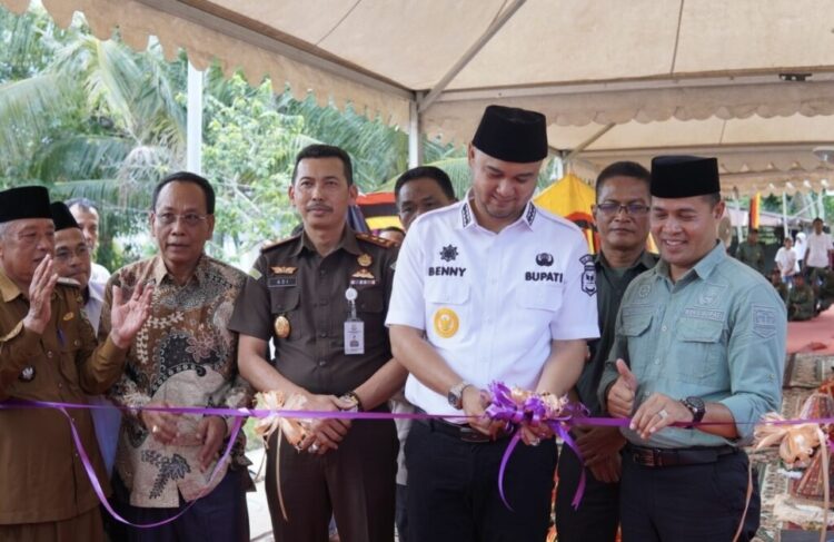 Resmikan Jembatan Batu Menjulur, Bupati Ajak Warga Menjaga dan Merawat 1 PERESMIAN— Bupati dan Wakil Bupati Sijunjung, Benny Dwifa Yuswir dan Iraddatillah, saat meresmikan jembatan di Nagari Batu Menjulur, Kecamatan Kupitan.