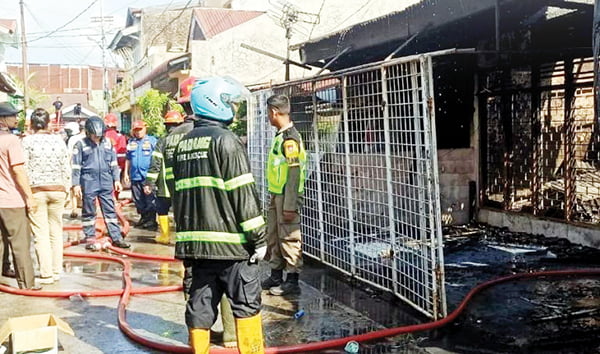 Cuaca Panas Ekstrem Picu Peningkatan Kasus Kebakaran, Dua Hari, 5 Rumah, 5 Bangunan, Gudang dan Eks SPBU Ludes Terbakar, Warga Diminta Hati-hati, Jangan Membakar Sampah di Tengah Terik 1 rumah warga yang terbakar di jalan payakumbuh siteba