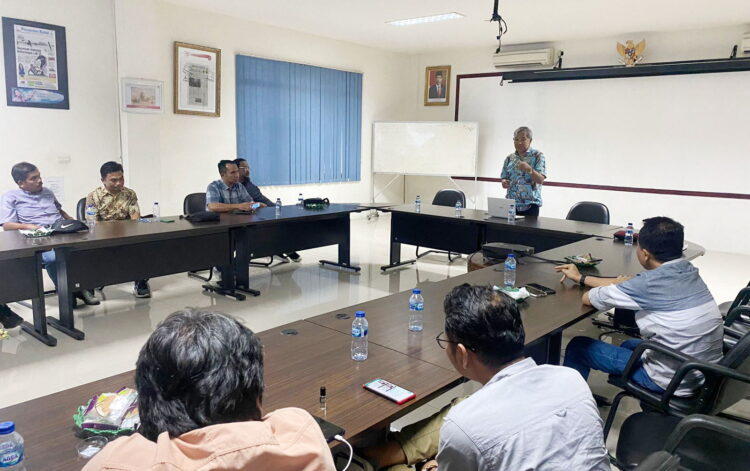 SHARING KOMUNIKASI— Pakar Komunikasi dan Motivator Nasional Dr Aqua Dwipayana menggelar kegiatan sharing komunikasi dan motivasi dengan keluarga besar Padang Ekspres Group, di Graha Pena Padang, Senin (15/5) siang.