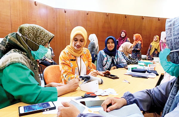 SKRINING PTM— Karyawan Semen Padang Group melakukan melakukan skrining terhadap Penyakit Tidak Menular (PTM), yang dilakukan petugas Puskesmas Luki, di ruang rapat Lantai I Kantor Pusat PT Semen Padang.