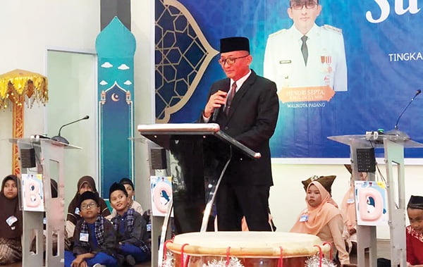 Siapkan Generasi Muda Berakhlak, Ratusan Pelajar SD, SMP Ikuti Sumarak Juz 30 1 SUMARAK JUZ 30— Wali Kota Padang Hendri Septa membuka kegiatan program Sumarak Juz 30 yang diikuti pelajar SD dan SMP di Kota Padang, di Gedung Youth Center, Senin (22/5).
