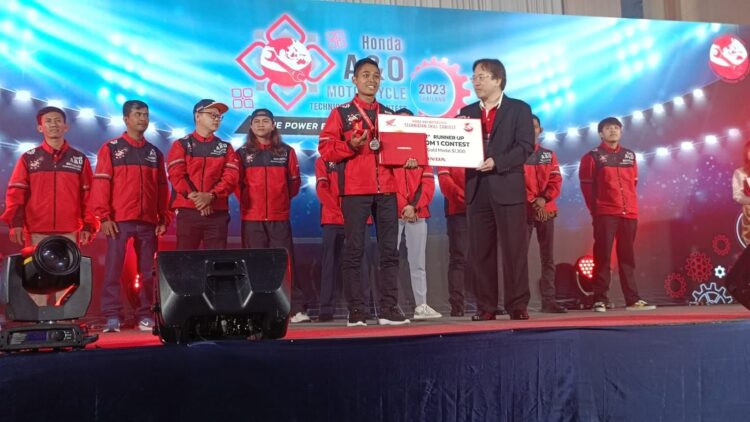Teknisi Honda Indonesia Juarai Kompetisi Teknik Sepeda Motor se-Asia Oceania 1 JUARA— Teknisi Sepeda Motor Honda utusan PT Astra Honda Motor (AHM) berhasil meraih gelar terbaik kedua kategori motor regular pada ajang Honda Asia & Oceania Motorcycle Technician Skill Contest 2023.