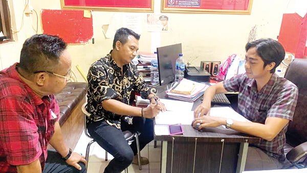 Jalan-jalan di Ratulangi, Pelaku Pemukulan Anggota KPP Dicokok 1 DITANGKAP— Pelaku pemukulan terhadap pengurus KPP Padang, berinisial ID (tengah) ditangkap aparat kepolisian. Pelaku ditangkap saat tengah jalan-jalan di kawasan Jalan Ratulangi.