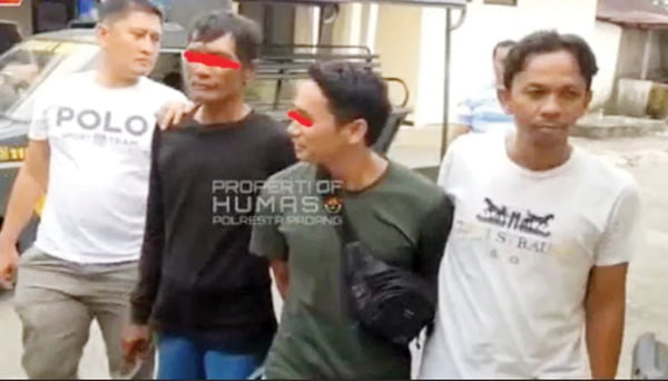 DITANGKAP— Tim Opsnal Polsek Padang Utara berhasil menangkap dua pelaku diduga melakukan pungutan liar (pungli) terhadap pedagang bunga saat wisuda UNP, Minggu (21/5) sore di kawasan Ulakkarang.