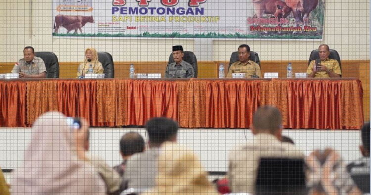 Stop Sapi Betina untuk Kurban, 2022, Ditemukan 43 Persen Betina Disembelih 1 SOSIALISASI—Wakil Bupati Solok Selatan H Yulian Efi saat pembukaan sosialisasi larangan pemotongan hewan betina produktif di Hotel Pesona Alam Sangir, baru baru ini.