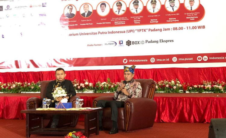 PEMBICARA— Wakil Wali Kota Padang Ekos Albar menjadi pembicara acara kuliah umum Rakernas Indonesia Marketing Association (IMA) 2023 di Gedung UPI Convention Center, Jumat (19/5).