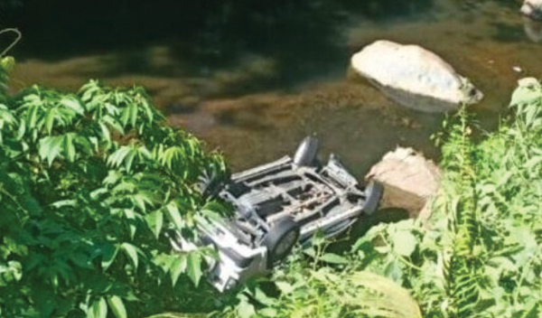 MASUK JURANG— Mobil yang dikemudikan pegawai UIN Imam Bonjol masuk jurang di Nagari Siguntur, Kecamatan Koto XI Tarusan, Kabupaten Pessel.