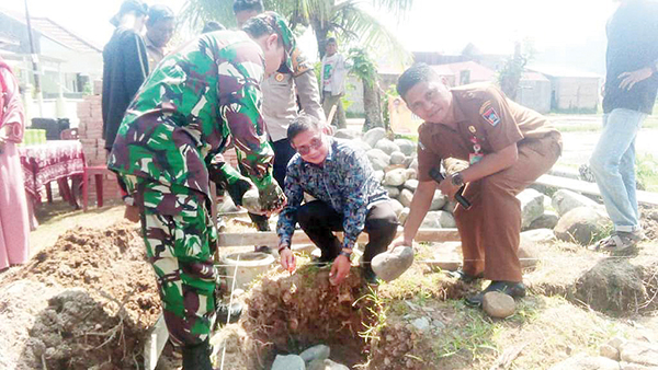 PELETAKAN BATU PERTAMA— Anggota DPRD Kota Padang Zulhardi Z Latif melakukan peletakan batu pertama pembangunan gedung serbaguna di Komplek Trisandi II Sungai Sapih, Kuranji.