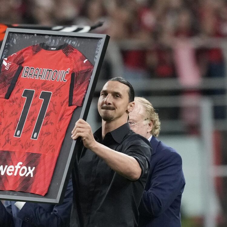 AC Milan 3 VS 1 Hellas Verona, Laga Perpisahan Zlatan Ibrahimovic 1 UMUMKAN PENSIUN— Zlatan Ibrahimovic memutuskan pensiun dari sepakbola. Hal tersebut ia ungkapkan ketika AC Milan meraih kemenangan atas Hellas Verona dengan skor 3-1 di San Siro pada Senin dini hari tadi, 5 Juni 2023. Dalam laga itu, klub membuat pesta perpisah untuk Ibrahimovic.
