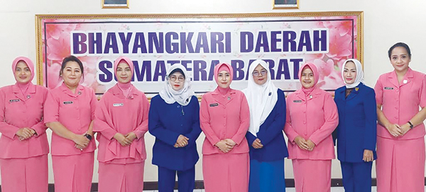 KERJASAMA— Dua organisasi wanita di Sumatera Barat, Ikatan Keluarga Wartawan Indonesia (IKWI) Sumbar dan Bhayangkari Polda Sumbar menjajaki kerjasama, sejalan dengan upaya menciptakan organisasi yang mandiri dan bermanfaat bagi anggota serta masyarakat.