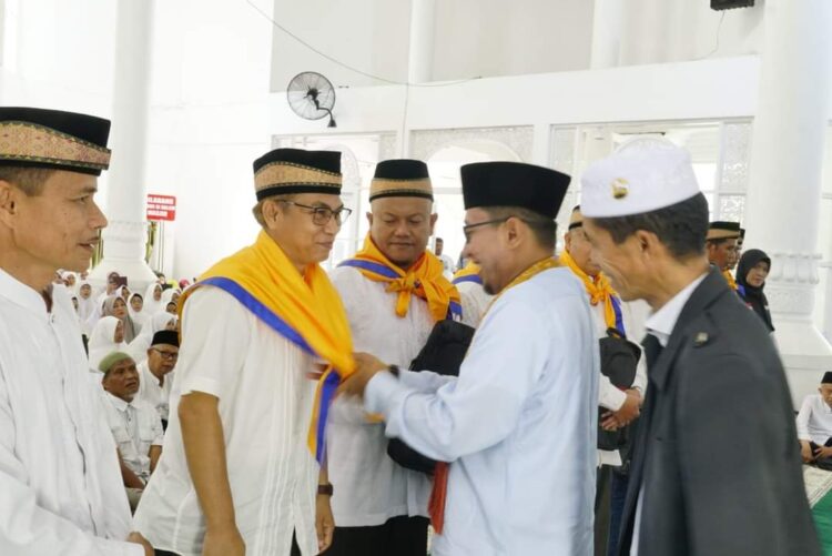 Bupati Eka Putra foto bersama dengan calon jamaah haji Tanahdatar. (chandra antoni)