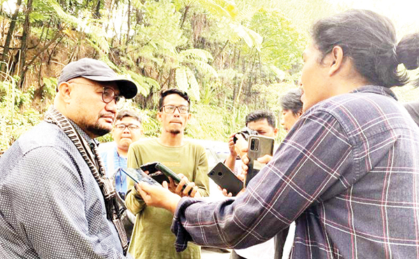 TINJAU SITINJAU LAUK— Anggota Komisi V DPR RI, Sumail Abdullah diwawancarai awak media, saat melihat langsung kondisi terkini Sitinjau Lauik, Kota Padang, Kamis (22/6).