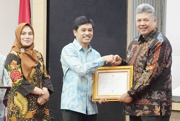 Walikota Solok Zul Elfian menerima penghargaan Pastika Awya Pariwara dari Mentri Kesehatan RI, Budi Gunadi Sadikin yang diserahkan oleh Wakil Menteri Kesehatan Dante Saksono Harbuwono