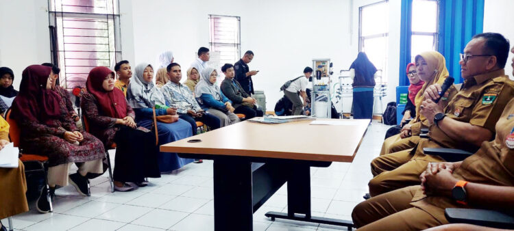 Bustavidia (Kepala Balitbang Provinsi Sumbar), Inovasi Berkelanjutan untuk Kemandirian Pangan 1 Innovation Award— Kepala Balitbang Sumbar Bustaviadia dan Ir Rina Morita M.Si, Kabid Inovasi dan Teknologi Balitbang, di hadapan peserta Grand Final Sumatera Barat Innovation Award 2023.