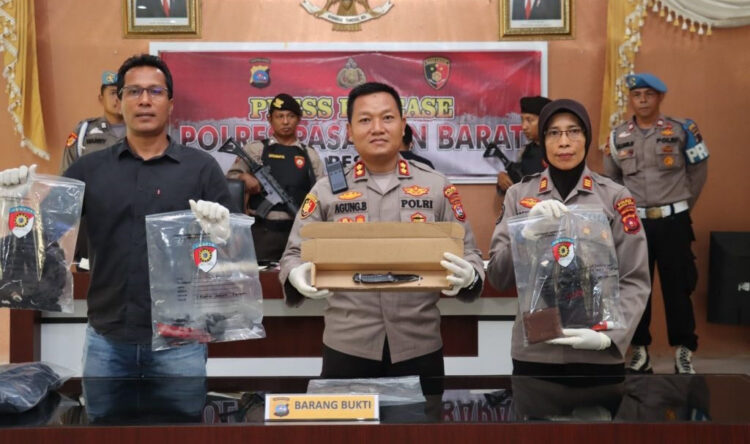 Sadis! Azman Doni Tewas Ditikam saat Berteduh, Usus Terburai lalu Terkapar Bersimbah Darah, Korban dan Pelaku sempat Mengobrol 1 PEMBUNUHAN— Kapolres Pasbar AKBP Agung Basuki barang bukti pisau yang dipakai pelaku HM (20) untuk membunuh korban Azman Doni. Sementara Polisi melakukan olah TKP pascakejadian.