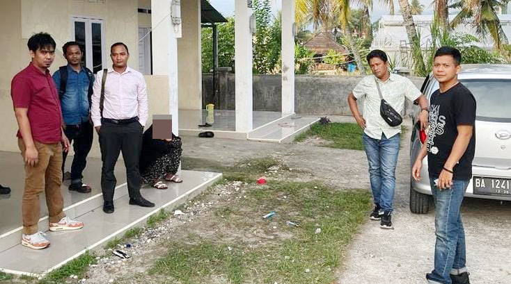 Diimingi Kerja Jaga Toko dan Rumah Makan di Malaysia, Ibu dan Anak Malah Dijadikan PRT 1 DITANGKAP— Darmi (53) yang nekat menjual orang untuk dipekerjakan ke Malaysia sejak tahun 2022 lalu, ditangkap oleh Unit Tipidter Satreskrim Polresta Padang dalam kasus TPPO.