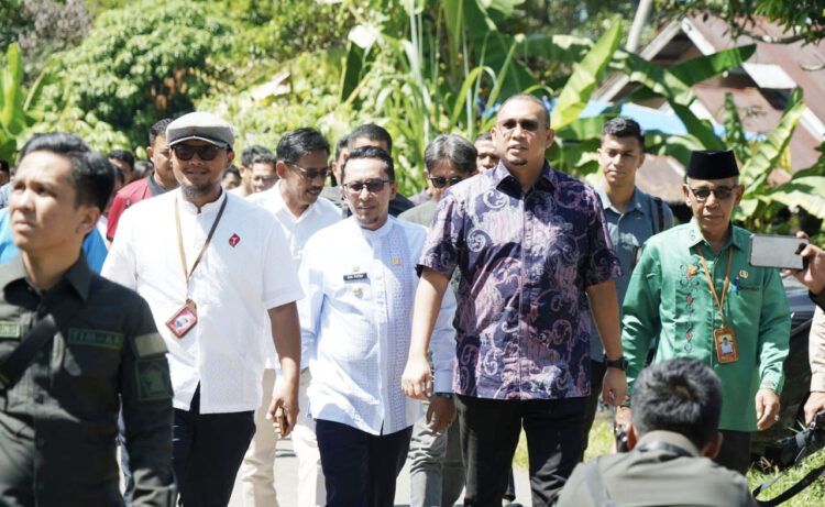 Perjuangkan Sinyal, Listrik dan Gas, Andre Rosiade Solusi untuk Sumbar, Kunjungan Didampingi Bupati dan Wali Kota 1 PEDULI MASYARAKAT— Anggota DPR RI asal Sumbar, Andre Rosiade mendatangi empat kabupaten/kota untuk memastikan warga mendapatkan sinyal telekomunikasi, aliran listrik, gas elpiji 3 Kg bersubsidi dan beasiswa untuk siswa kurang mampu.