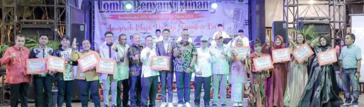 Enam Legenda Lagu Minang Terima Anugerah Musik Daerah Sumbar 2023 1 Foto bersama seusai menyerahkan hadiah kepada pemenang Lomba Penyanyi Minang 2023.