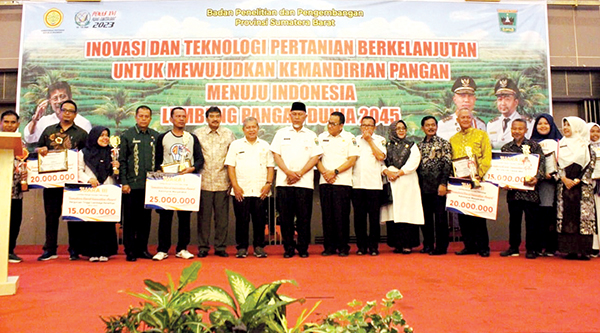 Gubernur Sumbar Mahyeldi, Kepala Balitbang Sumbar Bustavidia bersama pemenang lomba inovasi bertajuk Sumatera Barat Innovation Award 2023.