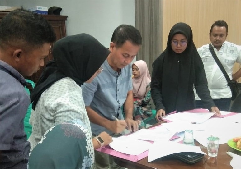 1. Penandatangan kerjasama penyedia bahan bangunan