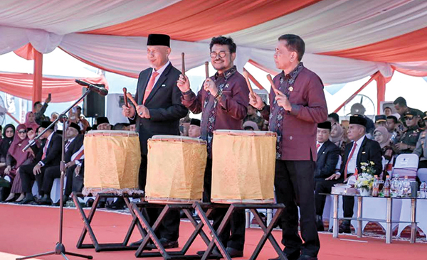 Hadir 14 Gubernur dan 293 Bupati/Walikota, Pembukaan Penas ke- XVI Sumbar Berlangsung Meriah 1 Pembuka Penas KTNA ke XVI Tahun 2023 Menteri Pertanian (Mentan) RI, Syahrul Yasin Limpo bersama Gubernur Sumbar.