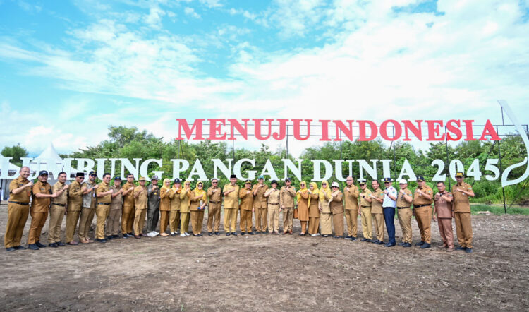 Gubernur Sumbar, Mahyeldi Ansharullah bersama Kepala OPD Pemprov Sumbar di lokasi Penas XVI KTNA.
