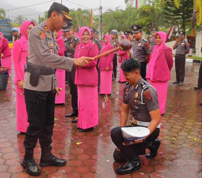 27 orang Personil Polres Pessel Nai Pangkat, Kapolrs Pessel Sampaikan Pesan 1 144