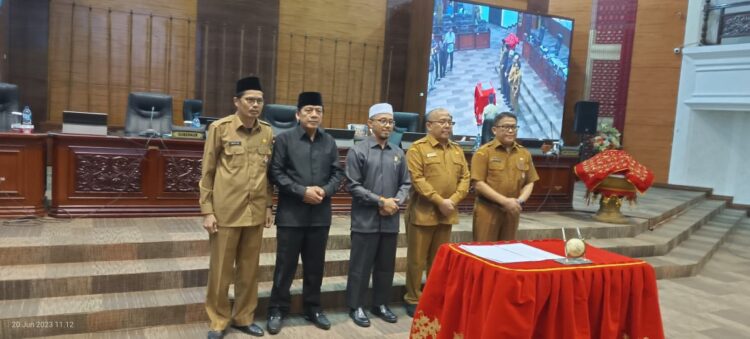 TETAPKAN— DPRD  Sumatera Barat  tetapkan Rancangan Ranperda  pajak daerah dan retribusi daerah menjadi  Perda.