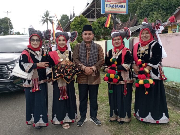 Yuherman foto bersama masyarakat berpakaian adat khas Padang Magek. (chandra antoni)