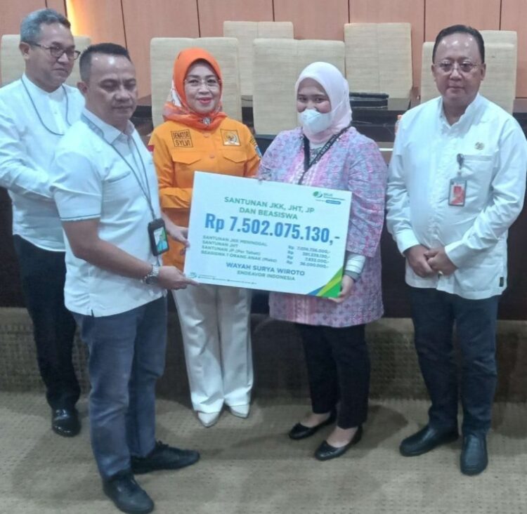 Saksikan Ahli Waris Terima Santunan Rp7,5 Miliar dari BPJamsostek, Begini Respon Senator DKI Jakarta Sylviana Murni 1 Penyerahan santunan secara simbolis santunan BPJamsostek kepada ahli waris disaksikan Anggota DPD RI Provinsi DKI Jakarta Prof. Dr. Hj. Sylviana Murni, Kepala Disnakertransgi DKI Jakarta, Hari Nugroho, Kepala Kantor Cabang BPJS Ketenagakerjaan Jakarta Salemba, Didin Haryono.