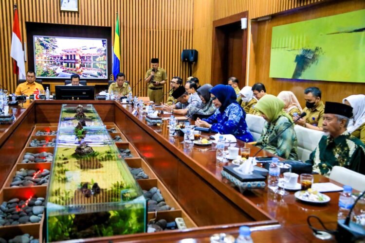 Komite II DPD RI melaksanakan tugas dan fungsi pengawasan atas pelaksanaan Undang-Undang Nomor 31 Tahun 2000 tentang Desain Industri pada hari Senin (19/6) di Kota Bandung, Jawa Barat (Jabar).