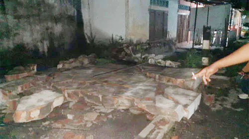 2 Bocah Tewas Tertimpa Tembok, Tiba-tiba Roboh saat Korban Bermain 1 TEWAS TERTIMPA— Tembok rumah yang menimpa dua bocah hingga tewas di Kecamatan V Koto Kampung Dalam, Kabupaten Padangpariaman.