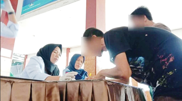 Ada Oknum Petugas Lapas Nekat Selundupkan Ponsel untuk Napi, Ratusan WBP Jalani Tes Urine 1 TES URINE— Ratusan Warga Binaan Pemasyarakatan (WBP) Lapas Kelas IIA Padang dites urine pascapenangkapan dua narapidana kasus penyalahgunaan narkotika yang ditangkap oleh BNN Sumbar, beberapa waktu lalu.