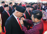 Gubernur dan Wakil Gubernur Terima Penghargaan