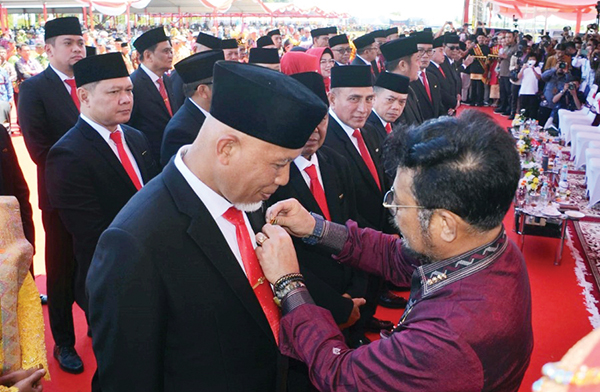 Gubernur Mahyeldi menerima penghargaan Satya Lencana Tanda Kehormatan yang dipasangkan oleh Mentan Syarul Yasin Limpo.