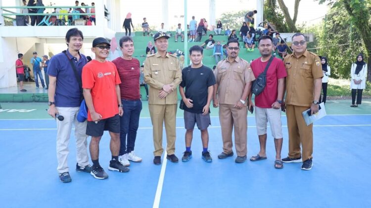 Komitmen Memajukan Pendidikan Anak Usia Dini, Jalankan Program Merdaka Belajar dan Gelar Tenis Yunior 1 PERTANIDNGAN TENIS— Wako Genius Umar menghadiri pertandingan tenis yunior.
