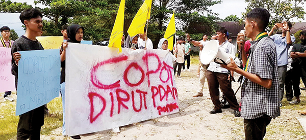 Dinilai Tak Transparan Kelola Keuangan, SEMMI Desak Bupati Evaluasi Kinerja Direktur PDAM 1 AKSI DEMO— Puluhan anggota Serikat Mahasiswa Muslimin Indonesia melakukan demonstrasi dikantor PDAM Padang Pariaman, Jumat (23/6).