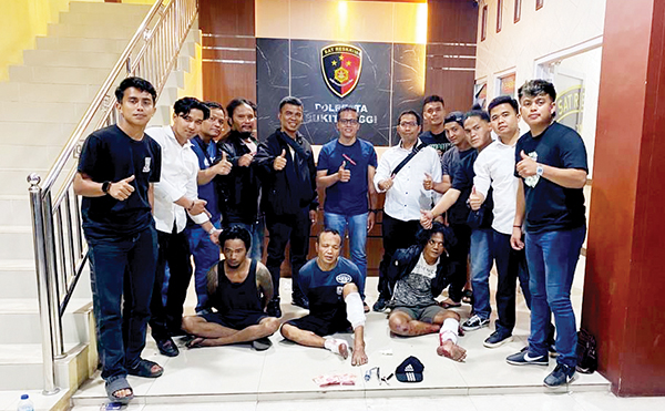 PENCURI MOBIL— Satreskrim Polresta Bukittinggi menangkap tiga pelaku komplotan pencuri mobil. Dua di antaranya dihadiahi timah panas.