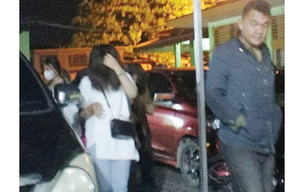 Nongkrong Tengah Malam, 4 Wanita Diamankan, 1 Mabuk 1 PATROLI MALAM— Petugas Satpol PP mengamankan 4 wanita yang masih berkeliaran Jumat (2/6) dinihari di jalan Bundo Kanduang. Sementara 1 wanita terjaring di jalan Khatib Sulaiman dalam kondisi dipengaruhi alkohol.
