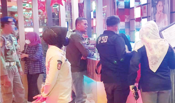 Jual Miras, Pemilik Kafe Karaoke Keluarga Dipanggil 1 SEDIAKAN MIRAS— Petugas Satpol PP memberi surat panggilan kepada pemilik kafe karaoke di kawasan Nipah, setelah ditemukan miras atau minuman beralkohol disediakan di tempat hiburan tersebut.