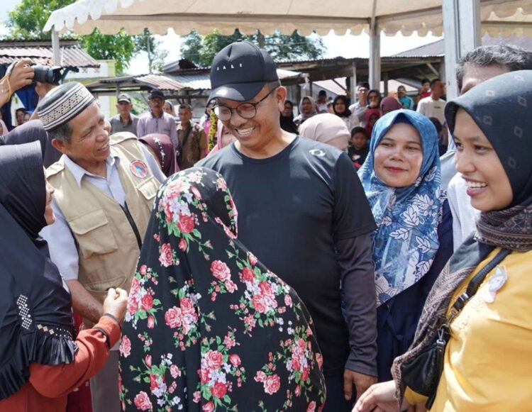 Bupati Goro Bersama Masyarakat di Nagari Lubuk Gadang Barat Daya 1 REBUTAN— Masyarakat rebutan menyalami Bupati Solok Selatan H Khairunnas usai goro massal.