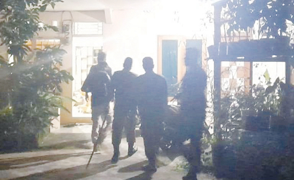 PENGAWASAN RUMAH KOS— Petugas Satpol PP mendatangi rumah kos yang dilaporkan warga melanggar aturan, Jumat (16/6) dinihari WIB. Petugas menemukan 2 pasangan ilegal tanpa status pernikahan di kos-kosan di kawasan Padang Barat.